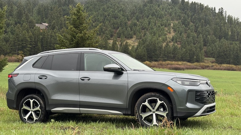 side view of the gray Tiguan SE