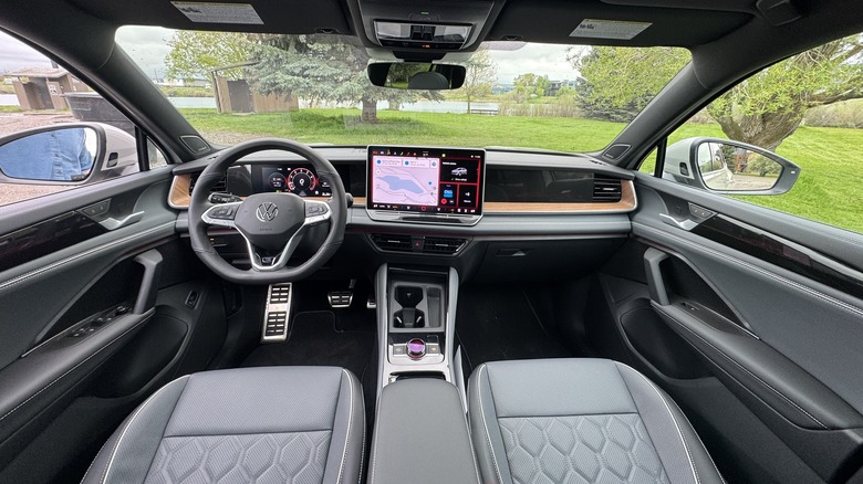 Tiguan SEL R-Line's dashboard